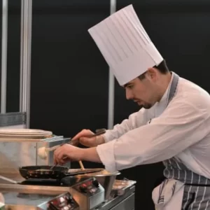 Um curso de culinária básica para os noivos